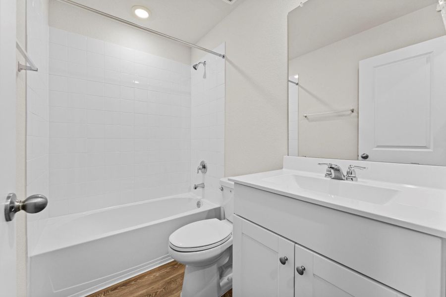 Furnished interior view inside a new home in Ladera, Luling (Image 6).