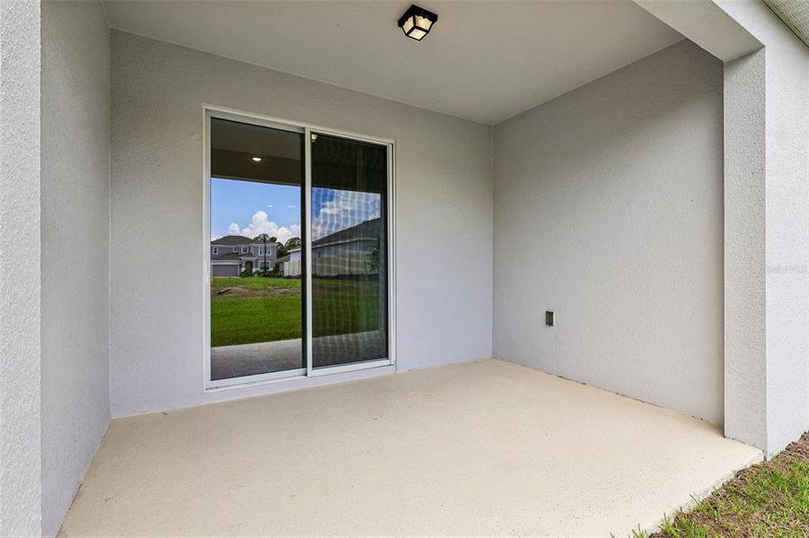Exterior details and patio area of a home in Trinity Place, St. Cloud (Image 14).