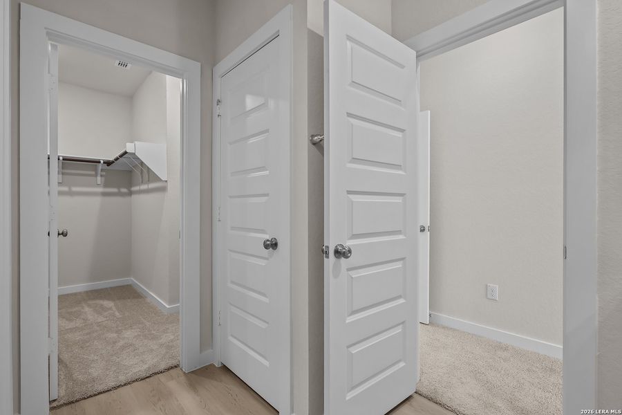 Spacious, unfurnished interior of a new home in Mesa Vista, San Antonio (Image 24).