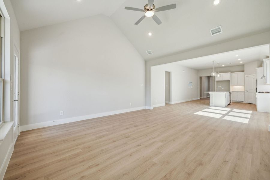 Spacious, unfurnished interior of a new home in Dove Hollow, Waxahachie (Image 17).