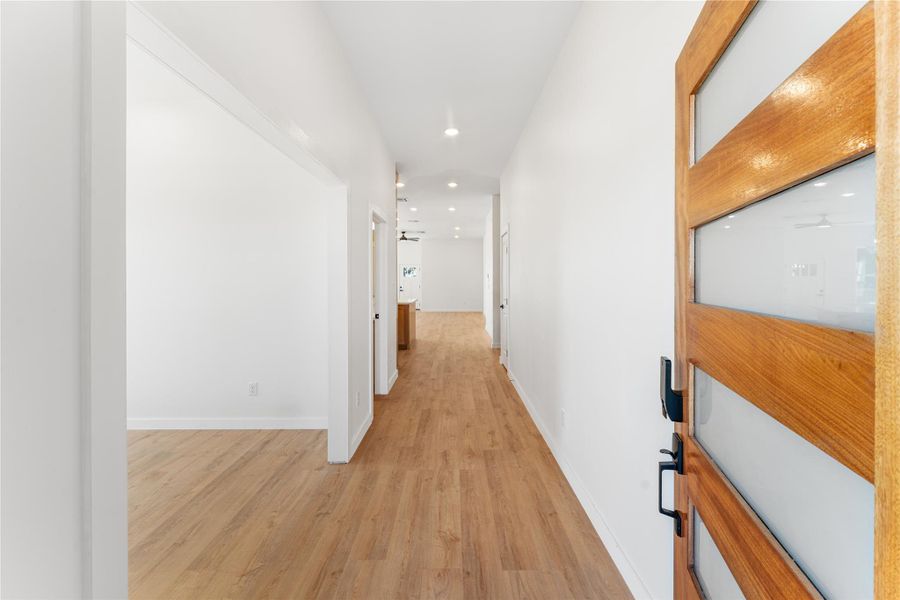 Entrance with wide hallway! Entrance with wide hallway!