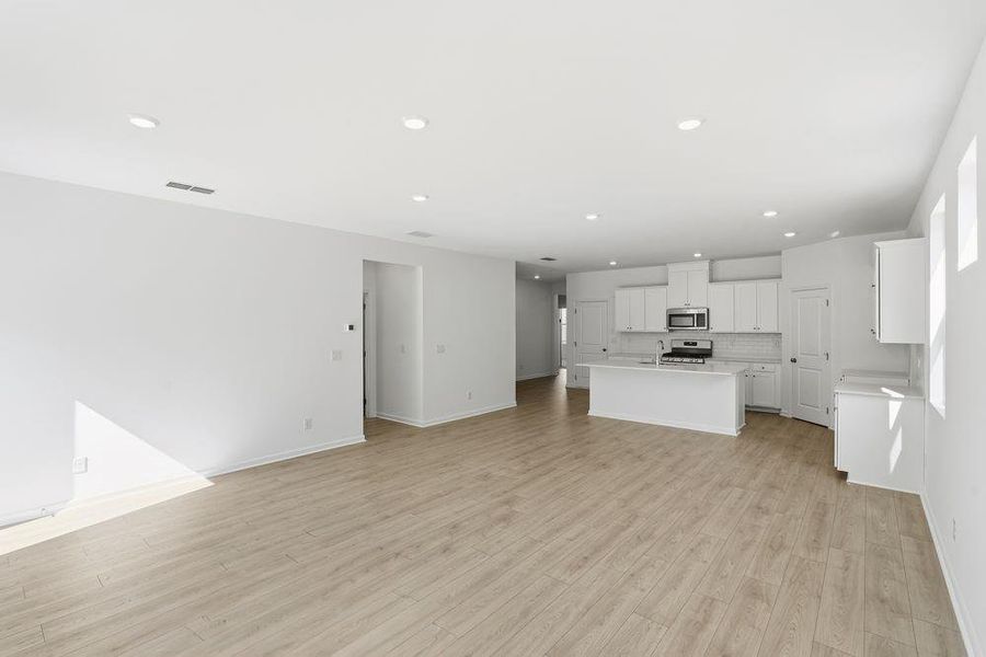 Spacious, unfurnished interior of a new home in Heritage River, Euharlee (Image 17).