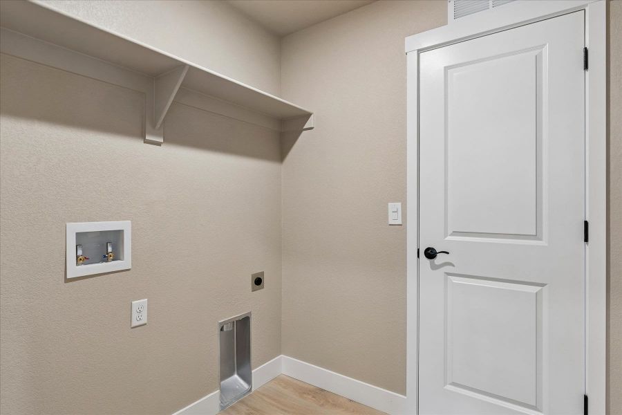 Spacious, unfurnished interior of a new home in The Trails at Aspen Ridge, Colorado Springs (Image 22).
