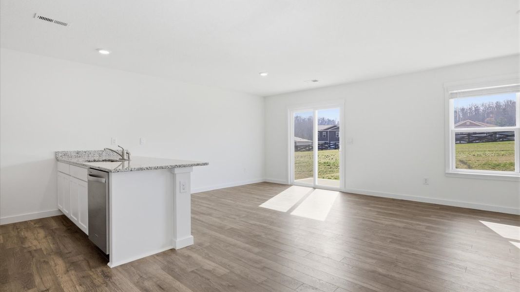 Spacious, unfurnished interior of a new home in Emory Creek, Harriman (Image 24).