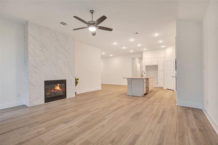 Spacious, unfurnished interior of a new home in Cross Creek Ranch 45′, Fulshear (Image 25).