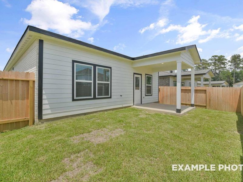 Exterior details and patio area of a home in Caney Creek Place, Conroe (Image 21).