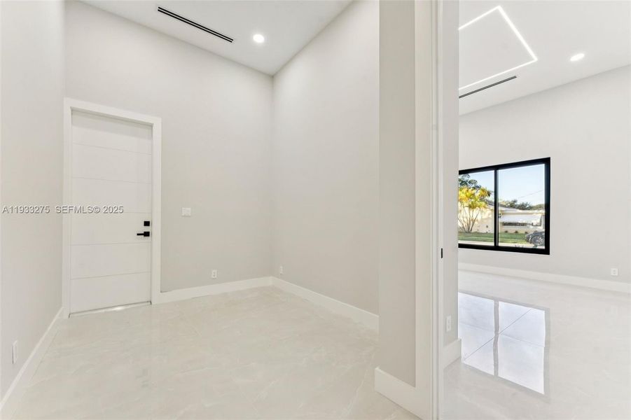 Spacious, unfurnished interior of a new home in , Deerfield Beach (Image 15).