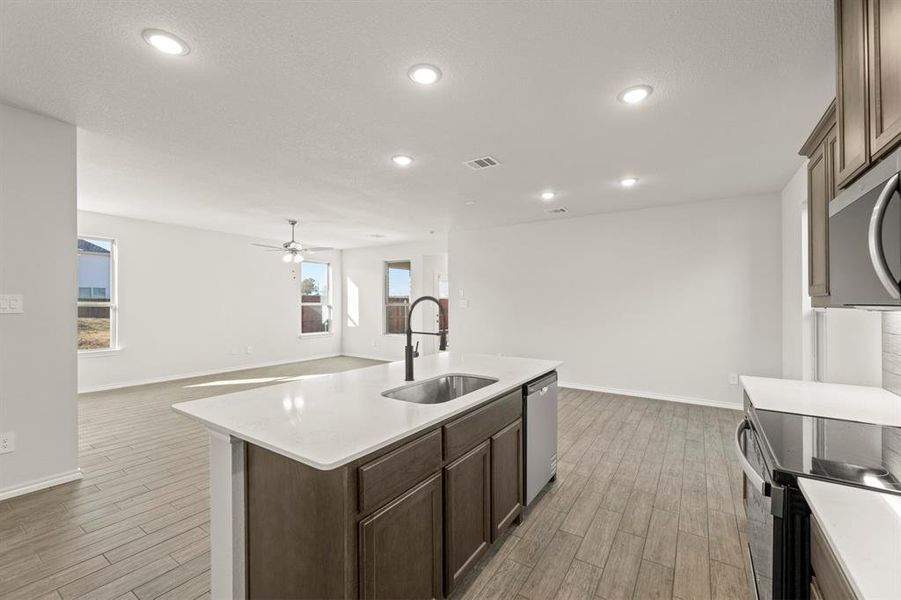 08. 1700 Edgeway - Kitchen (3)