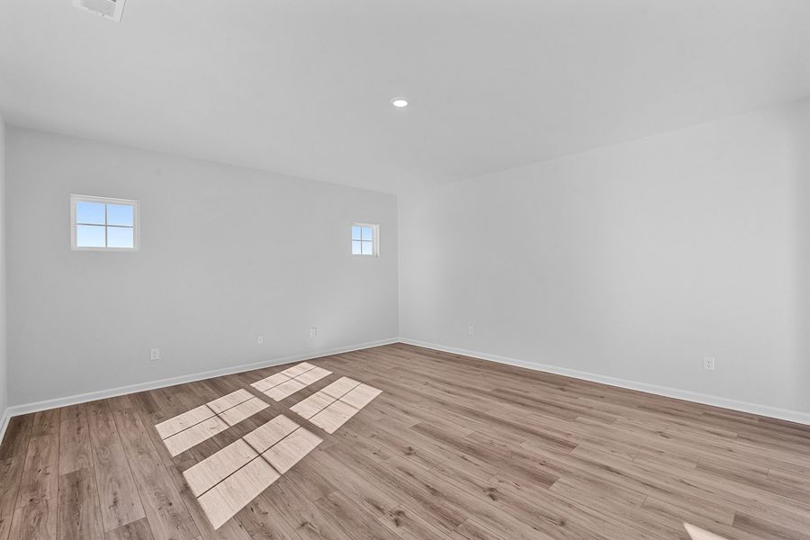 Spacious, unfurnished interior of a new home in Fieldstone, Lexington (Image 19).
