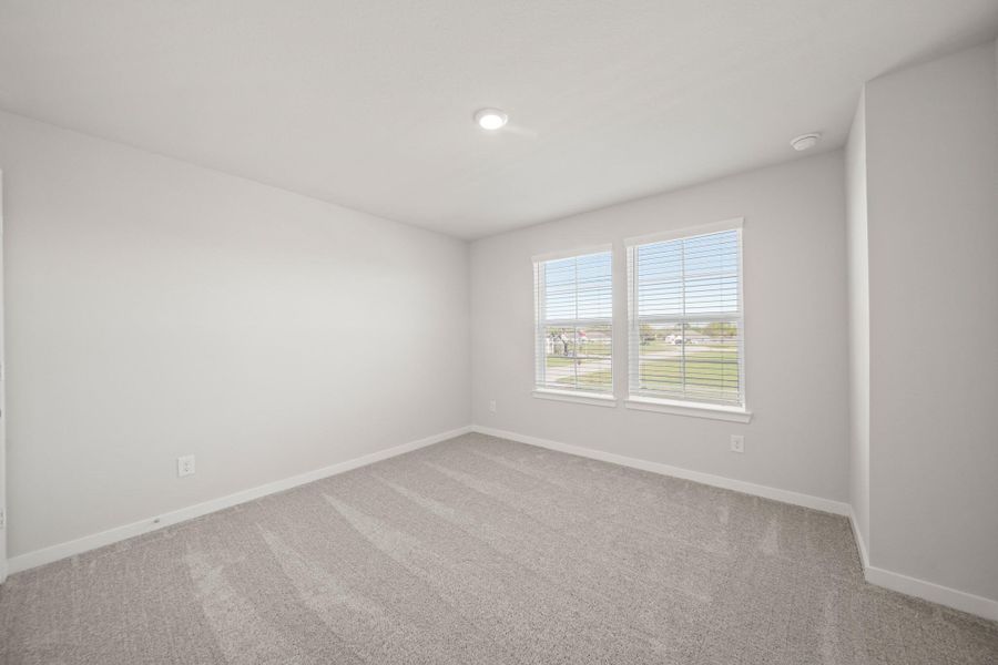 Spacious, unfurnished interior of a new home in Country Creek, Mont Belvieu (Image 13).