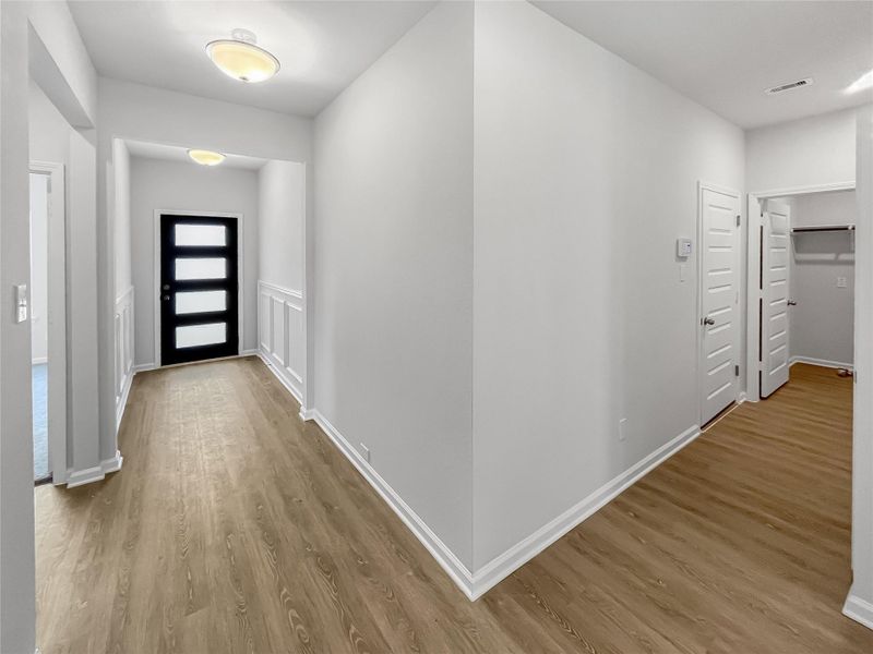 Spacious, unfurnished interior of a new home in Sierra Vista, Iowa Colony (Image 12).