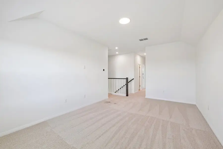 Spacious, unfurnished interior of a new home in Porter Country, Buda (Image 13).