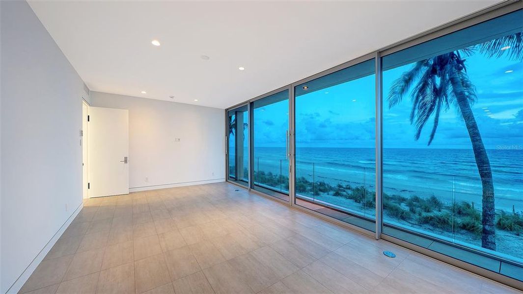 Spacious, unfurnished interior of a new home in , Longboat Key (Image 16).
