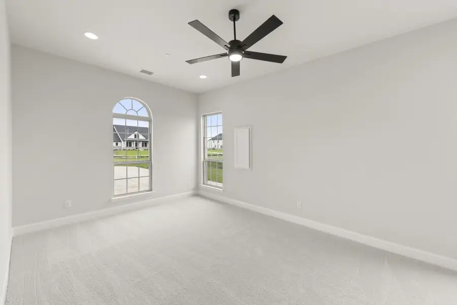 Representative unfurnished interior of a home built from the Southport by Windsor Homes in Ridge Pointe Estates, McLendon-Chisholm (Image 21).