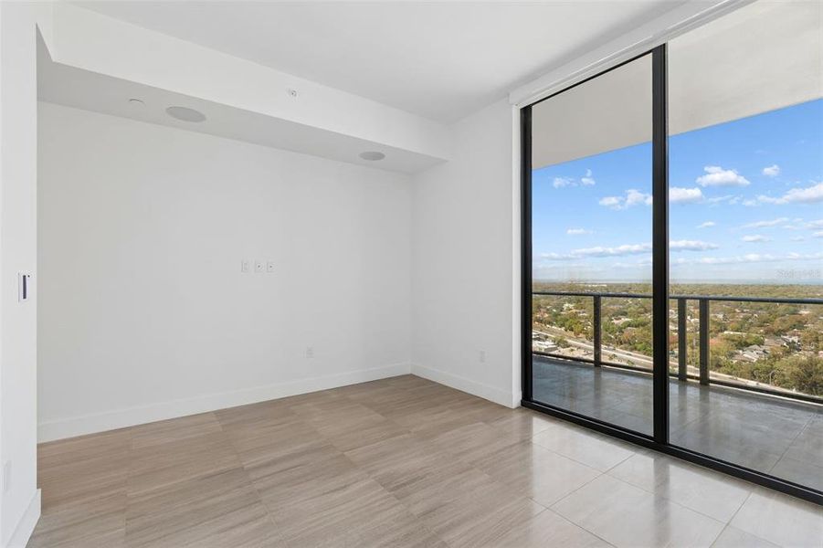 Spacious, unfurnished interior of a new home in , Tampa (Image 20).