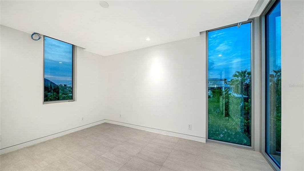 Spacious, unfurnished interior of a new home in , Longboat Key (Image 41).