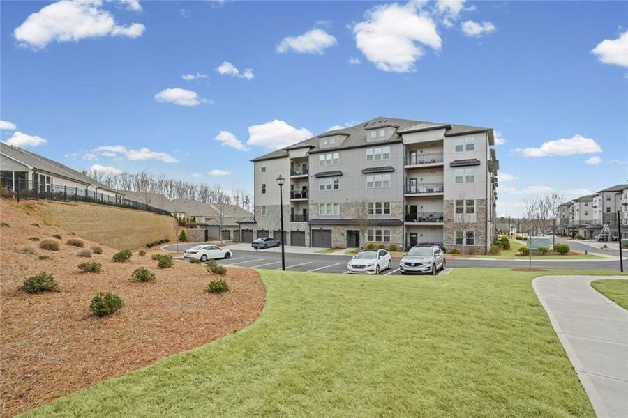 Condo located in Cumming, GA showcasing its design and architecture (Image 4).