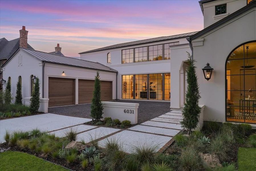 Exterior details and patio area of a home in , Dallas (Image 4).