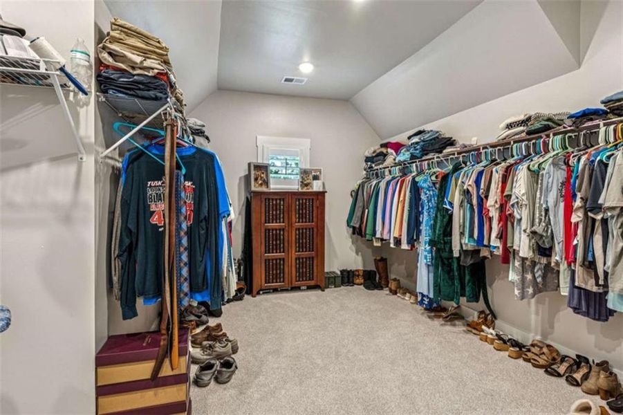 Image 86 of a home in .