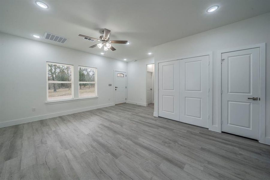 Spacious, unfurnished interior of a new home in , Log Cabin (Image 13).