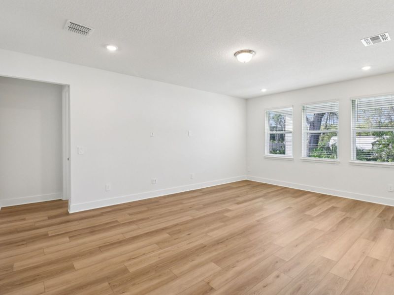 Spacious, unfurnished interior of a new home in Ridgehaven - Signature Series, Ormond Beach (Image 9).