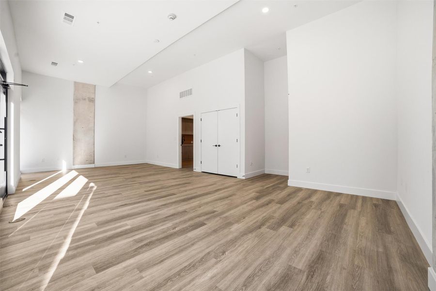 Spacious, unfurnished interior of a new home in Congress Lofts Saint Elmo, Austin (Image 11).