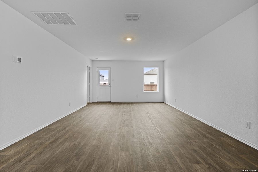 Spacious, unfurnished interior of a new home in Avenida, Converse (Image 8).