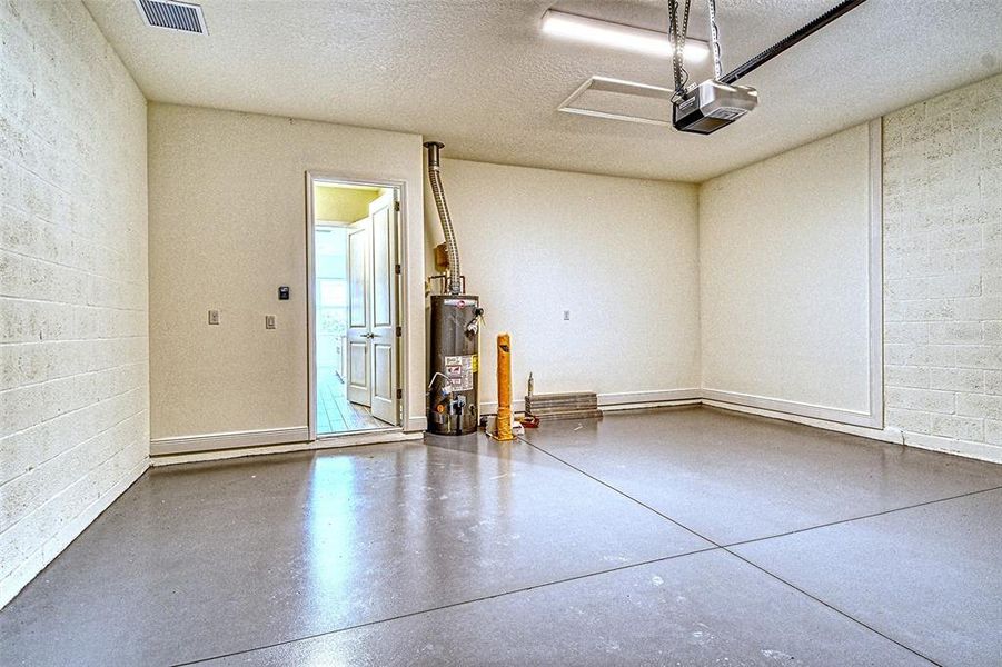 Spacious, unfurnished interior of a new home in Canoe Creek, Parrish (Image 25).