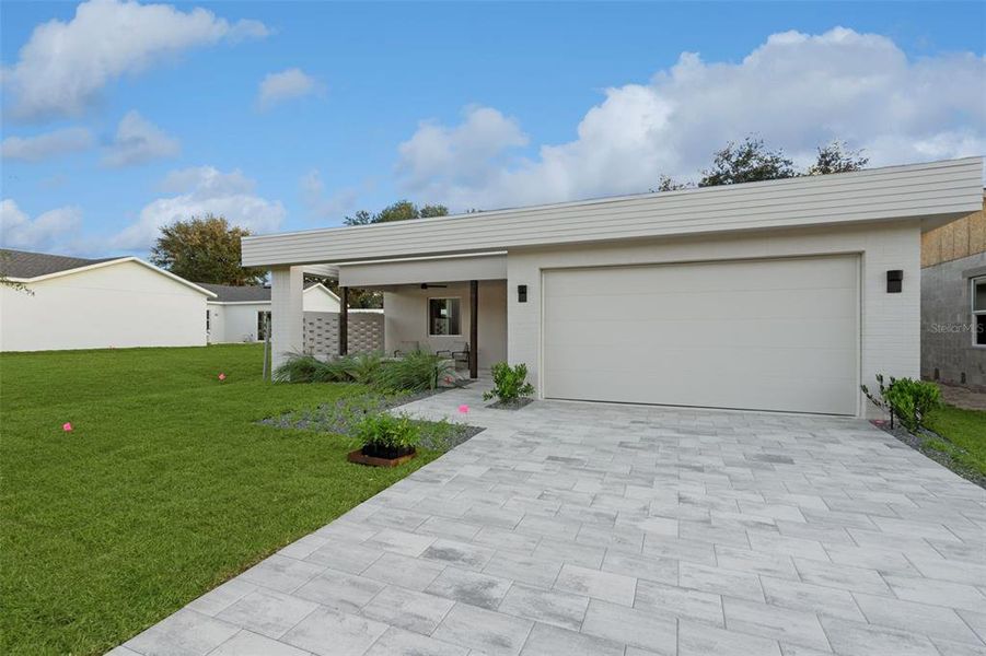 Exterior details and patio area of a home in , Lady Lake (Image 25).