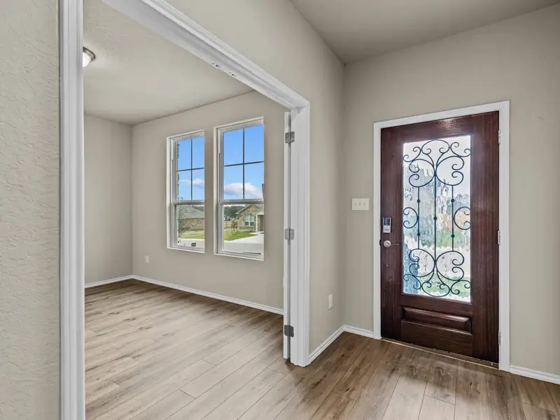 Spacious, unfurnished interior of a new home in Royal Crest, San Antonio (Image 19).