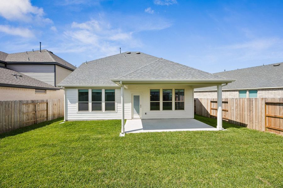 Exterior details and patio area of a home in Mavera, Conroe (Image 3).