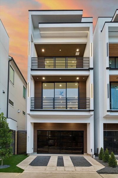 Condo located in Houston, TX showcasing its design and architecture (Image 3). Condo located in Houston, TX showcasing its design and architecture (Image 3).