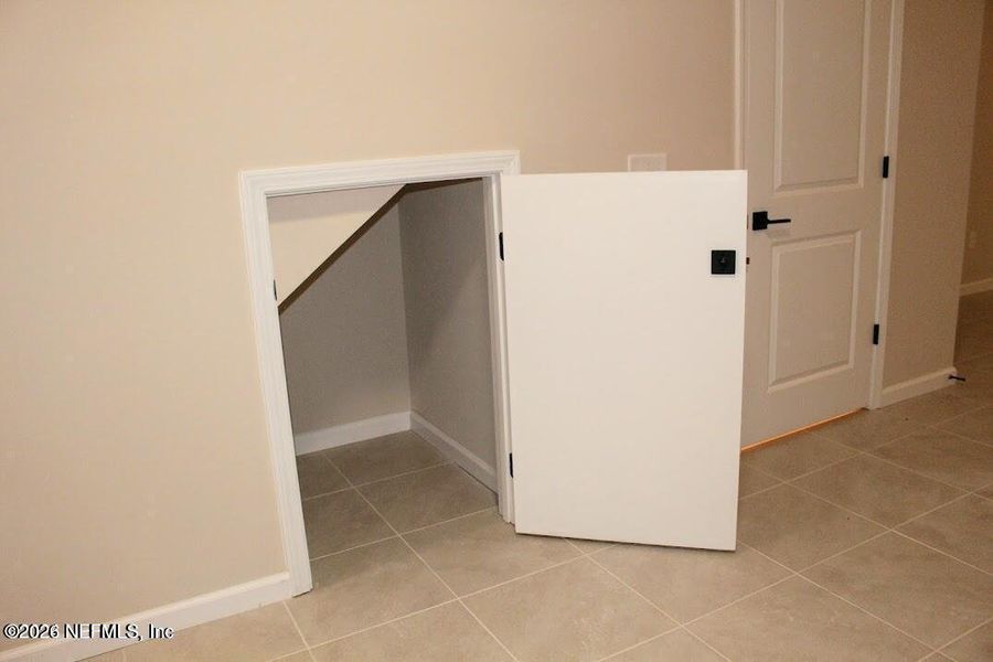 Spacious, unfurnished interior of a new home in , Middleburg (Image 13).