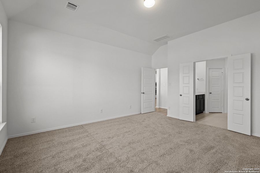 Spacious, unfurnished interior of a new home in Davis Ranch, San Antonio (Image 26).