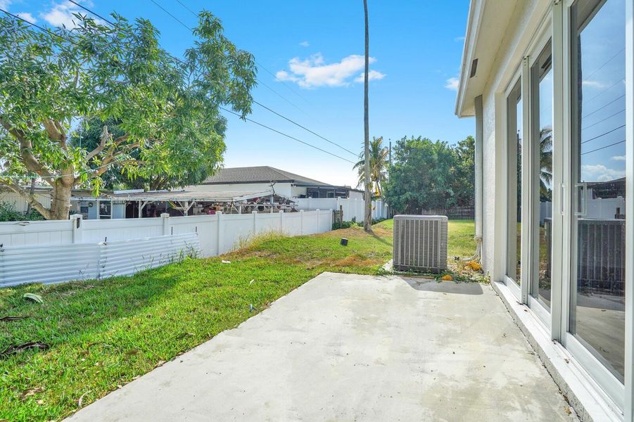 Exterior details and patio area of a home in , Lantana (Image 15).