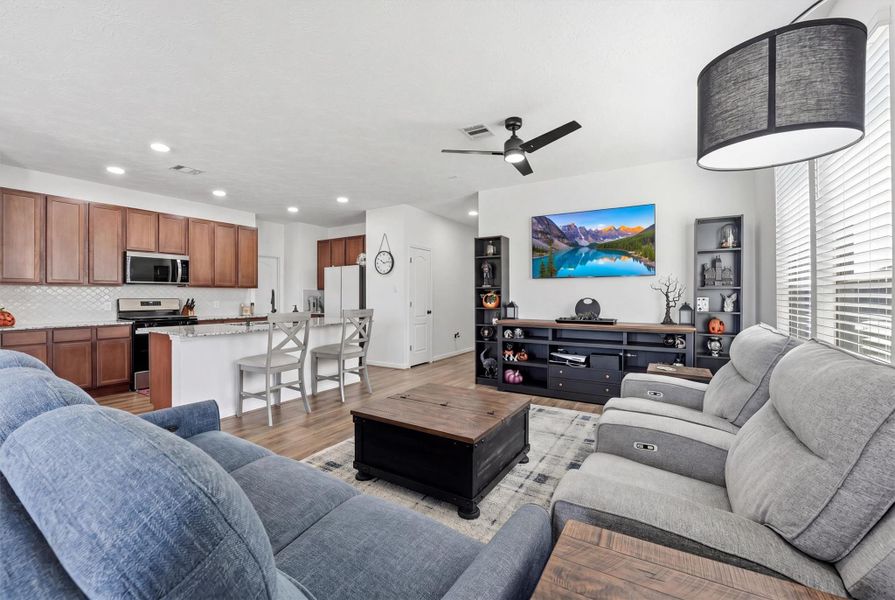 Furnished interior view inside a new home in Vida Costera, Texas City (Image 11).