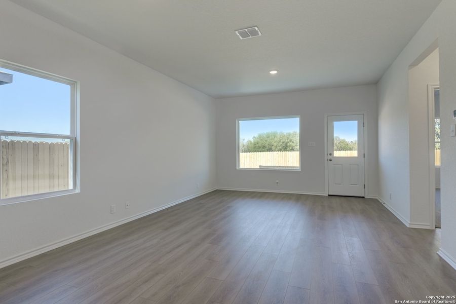 Spacious, unfurnished interior of a new home in Meadows at Hennersby Hollow 40's, San Antonio (Image 24). Spacious, unfurnished interior of a new home in Meadows at Hennersby Hollow 40's, San Antonio (Image 24).