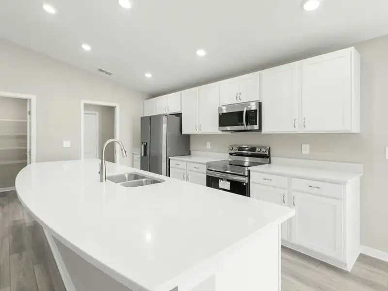 Brand-new 4-bedroom home for sale in Davenport, FL!