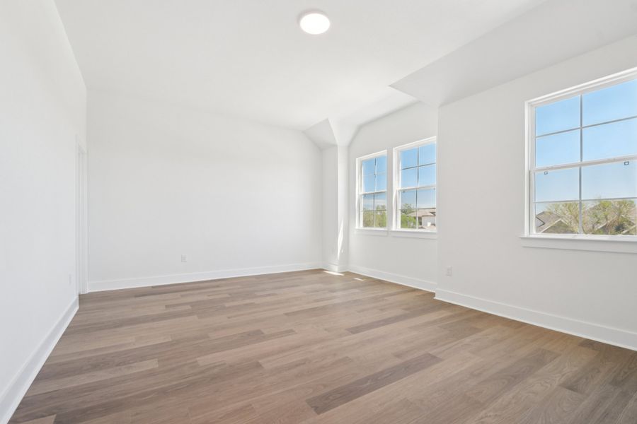 Spacious, unfurnished interior of a new home in Persimmon, Buda (Image 18).