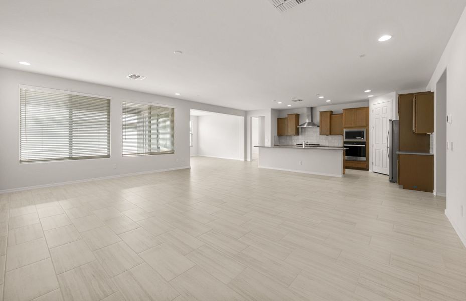 Spacious, unfurnished interior of a new home in Allen Ranches, Litchfield Park (Image 25).