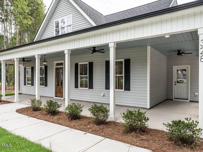 004-1280x960-front-porch