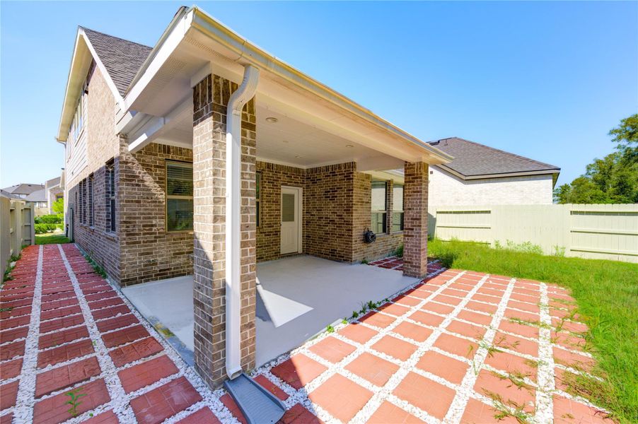 Exterior details and patio area of a home in Harper’s Preserve, Conroe (Image 24).