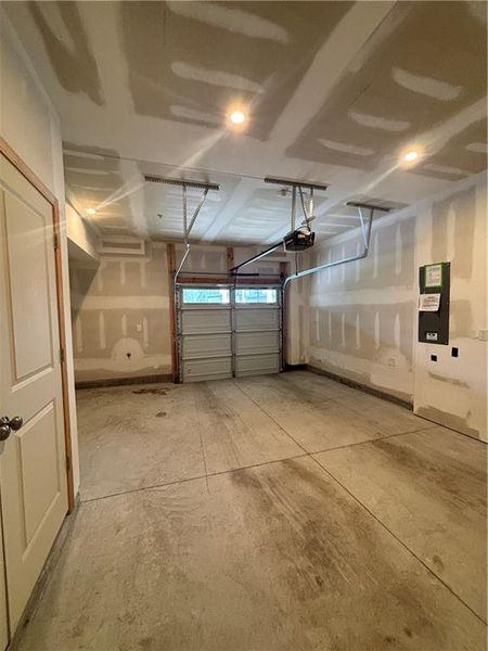 Spacious, unfurnished interior of a new home in , Atlanta (Image 9).