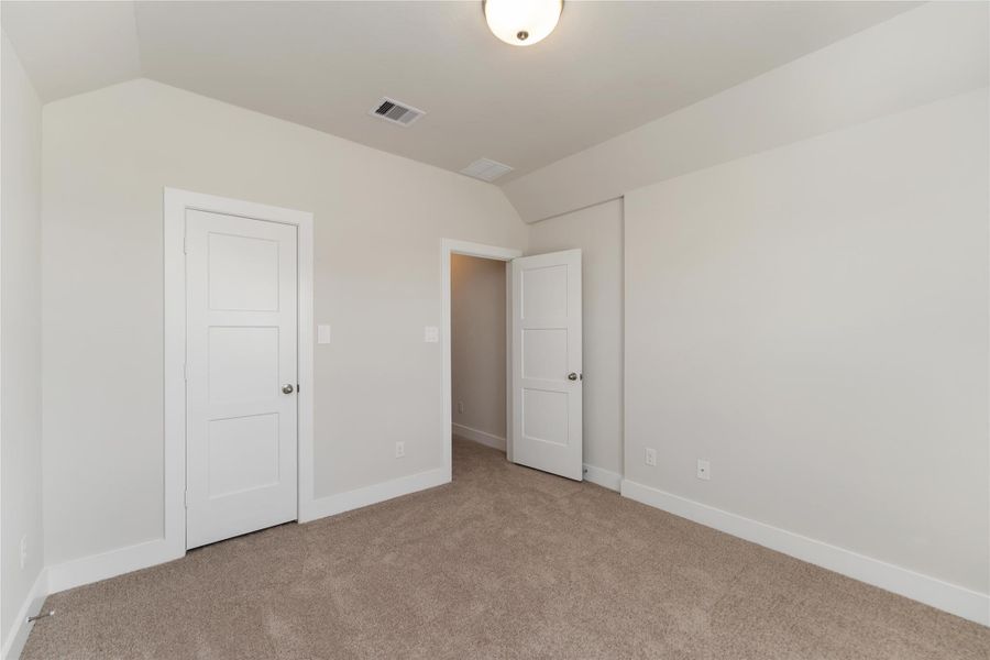 Spacious, unfurnished interior of a new home in Valencia, Manvel (Image 34).