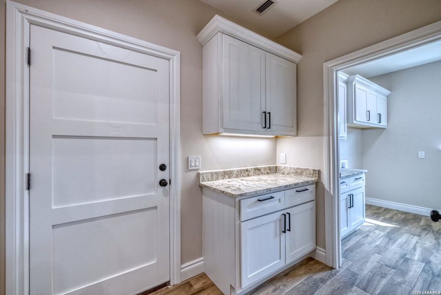 Furnished interior view inside a new home in , Uvalde (Image 7).