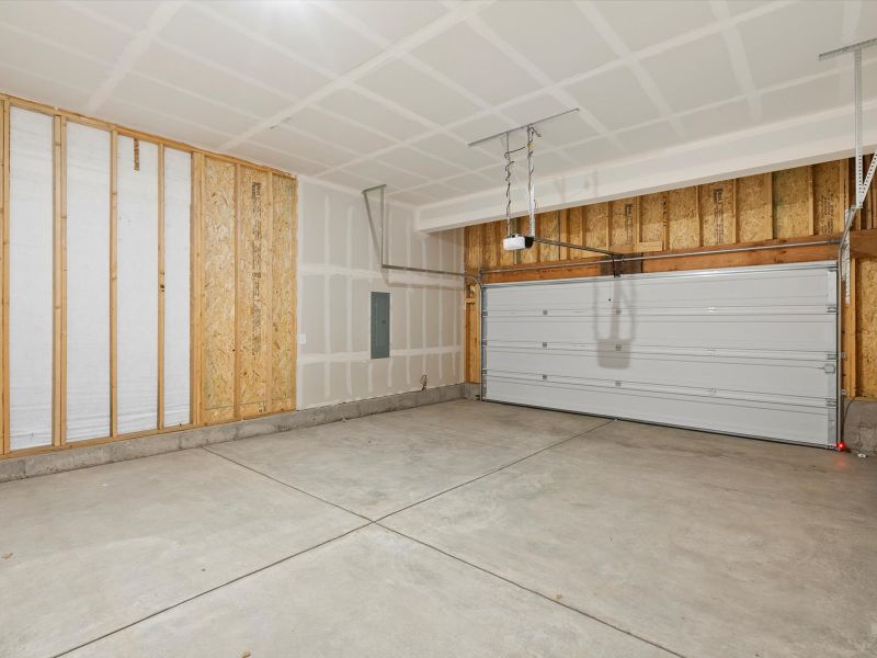 Spacious, unfurnished interior of a new home in Lake Bluff, Greeley (Image 12).