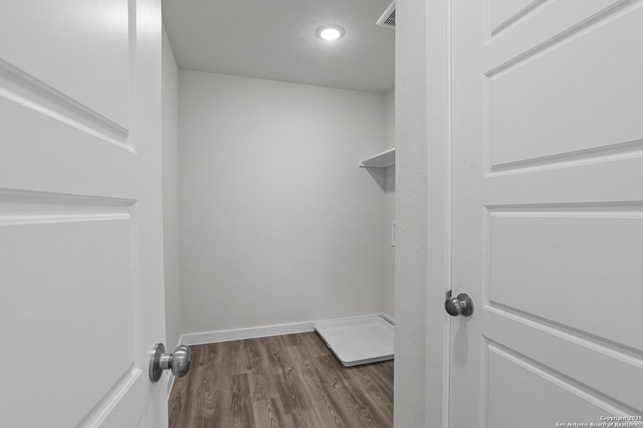 Spacious, unfurnished interior of a new home in Senna, Leon Valley (Image 11).