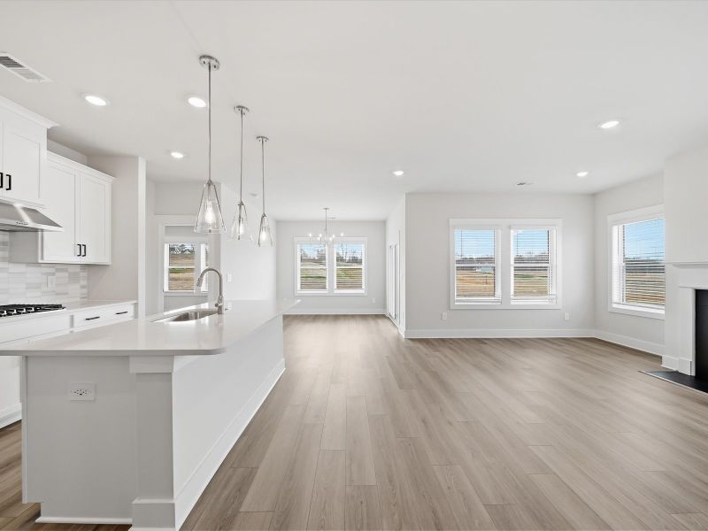 Spacious, unfurnished interior of a new home in Ashby Woods, Boiling Springs (Image 11).