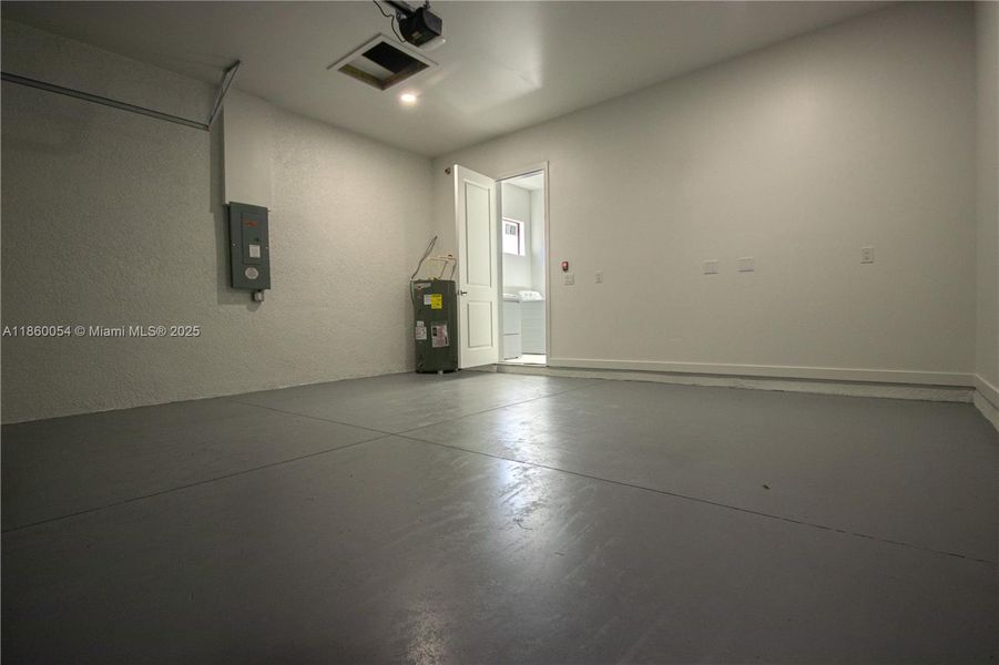 Spacious, unfurnished interior of a new home in , Lehigh Acres (Image 39).