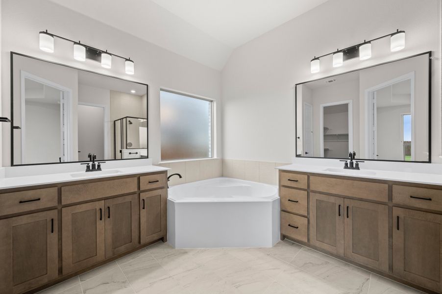 Furnished interior view inside a new home in Myrtle Creek, Waxahachie (Image 9).